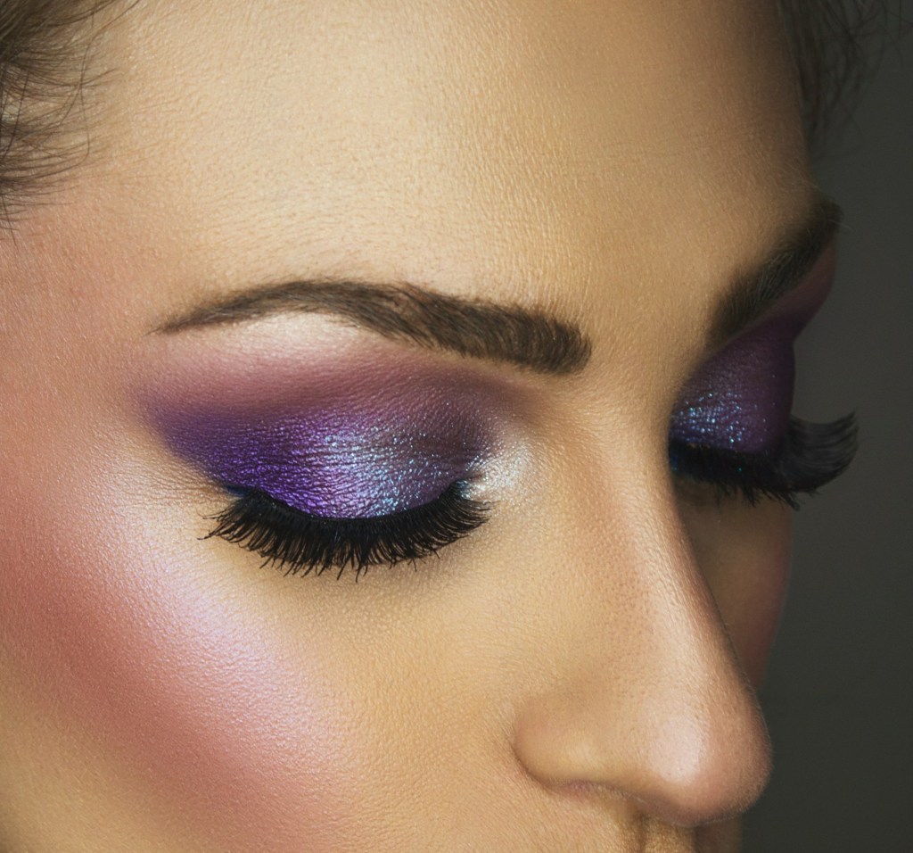fialové stínování očí - profesionální vizážístka