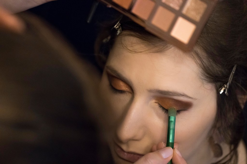detail na práci vizážistky s paletkou stínů
