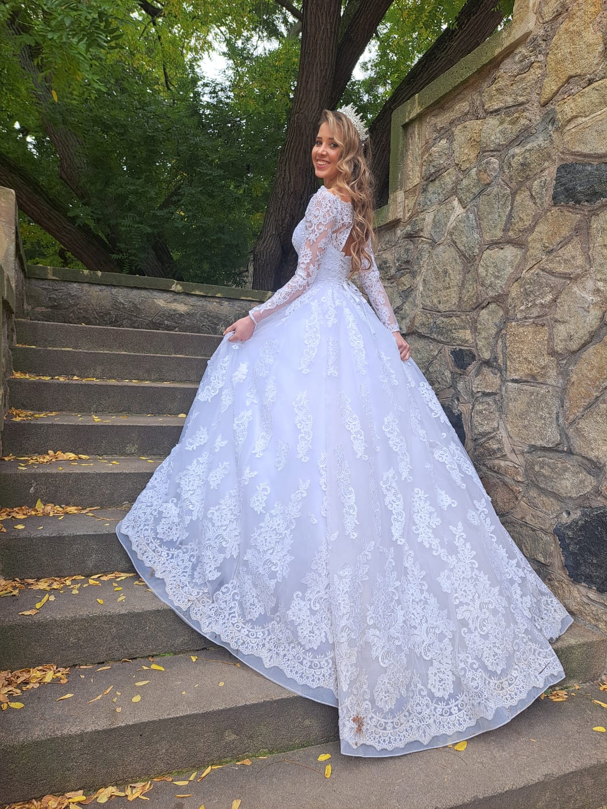 Nalíčená a učesaná nevěst v šatech